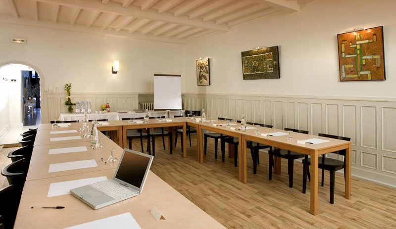 Comment gérer l'hébergement des participants à un séminaire dans un hôtel à Valence ?